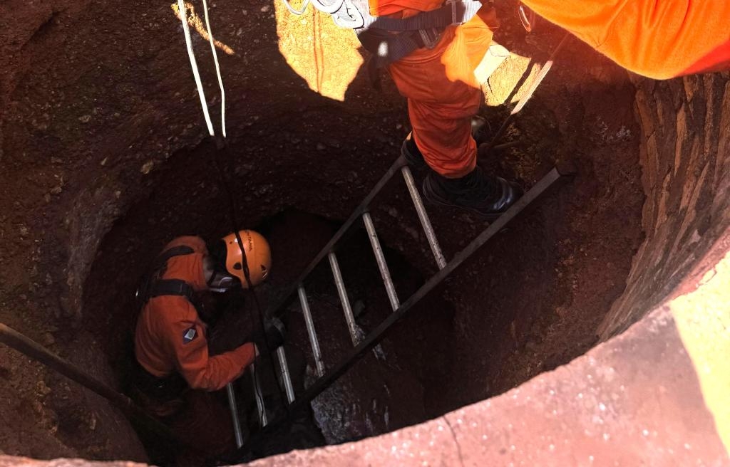 Corpo de Bombeiros resgata corpo encontrado em po�o de 12 metros de profundidade