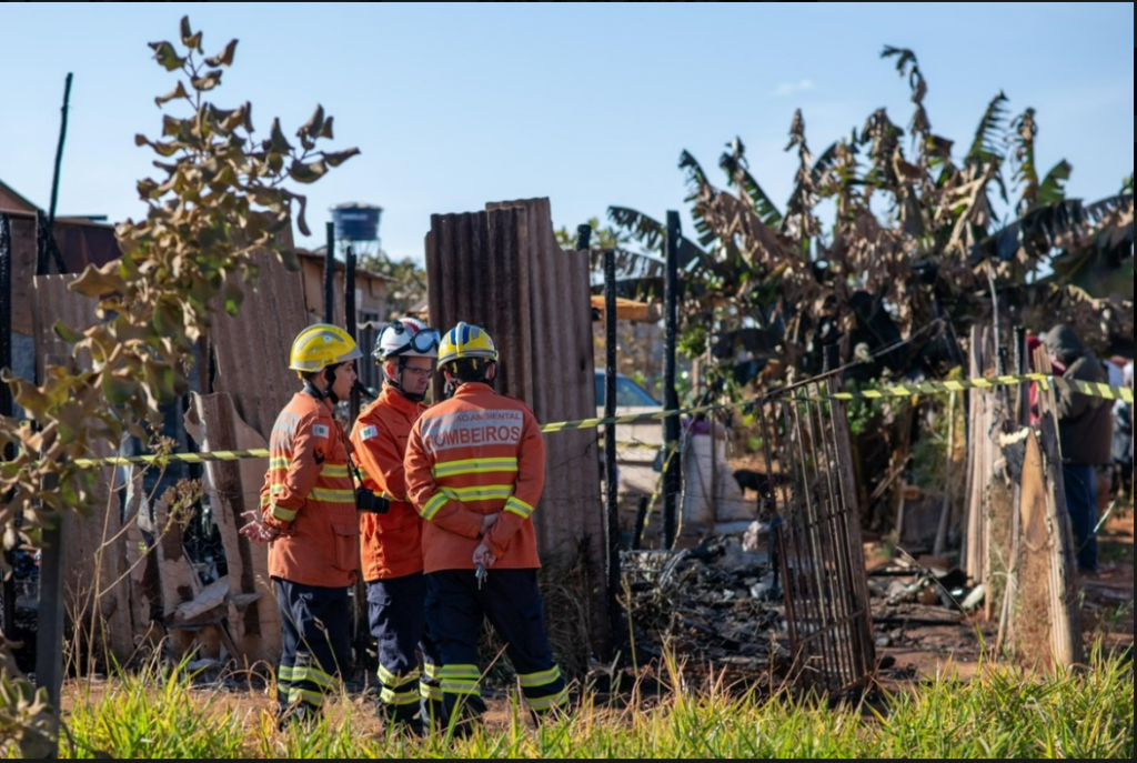 Inc�ndio em barraco: amiga diz que v�tima acendia vela �pelas almas�