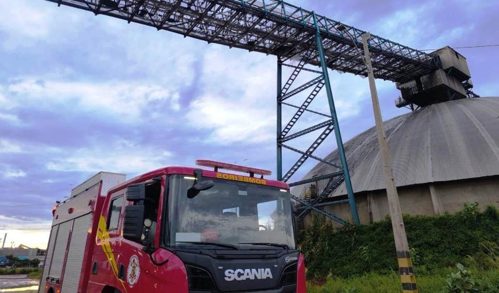 Corpo de Bombeiros usa mais de 50 mil litros de �gua para combater inc�ndio em armaz�m