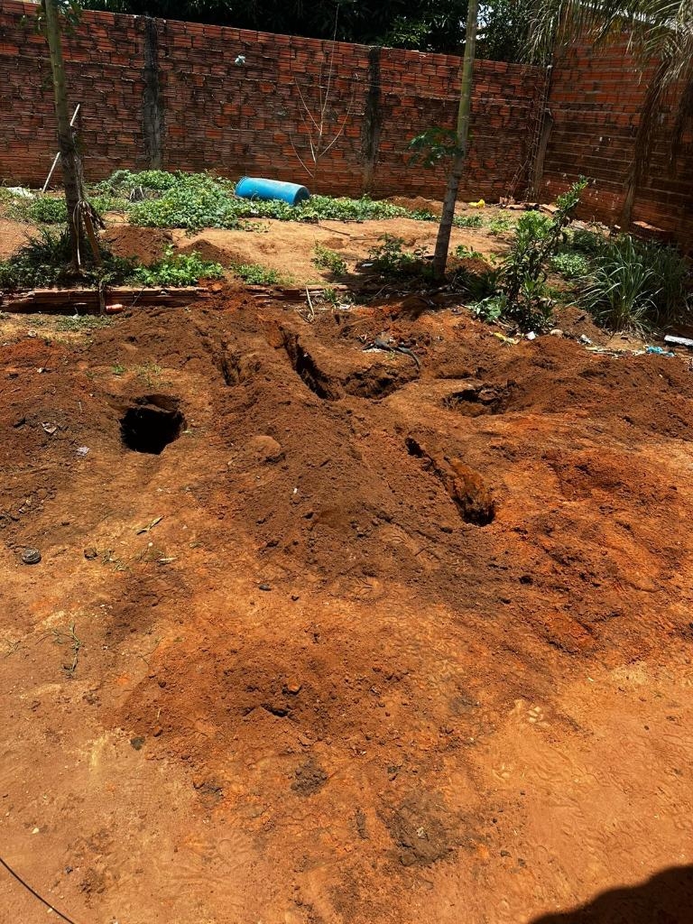 Polcia Militar localiza cadver enterrado em quintal de residncia e prende trs pessoas em gua Boa