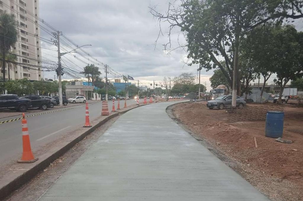 Governo de MT inicia ligao entre pista de concreto e asfalto na Avenida do CPA