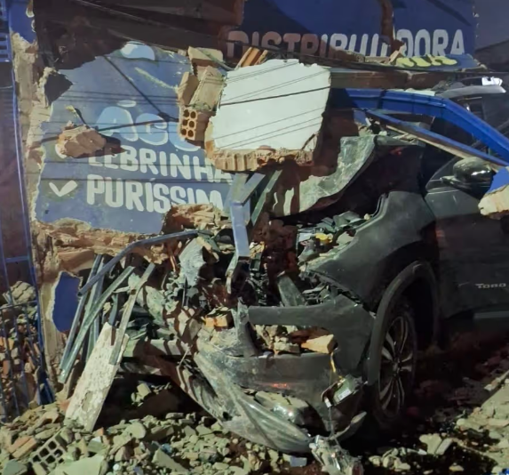 Veculo desgovernado invade casa e deixa rastro de destruio na capital