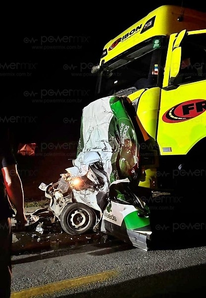 Carro fica prensado entre carretas e uma pessoa morre em grave acidente na BR-163