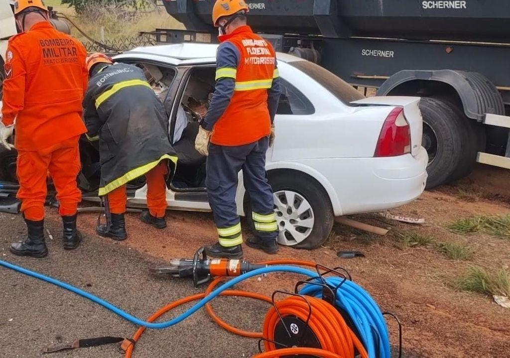 Corpo de Bombeiros realiza desencarceramento de corpos de vtimas aps acidente de trnsito em Alto Araguaia