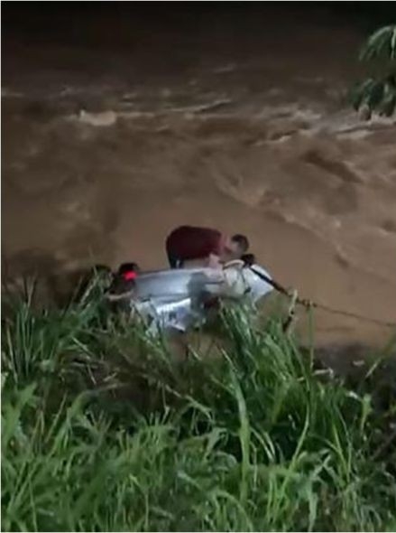 Adolescentes morrem aps carro cair em rio durante chuva 
