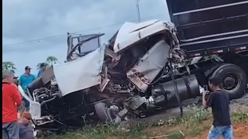 Coliso frontal entre caminho e carreta provoca incndio na BR-163