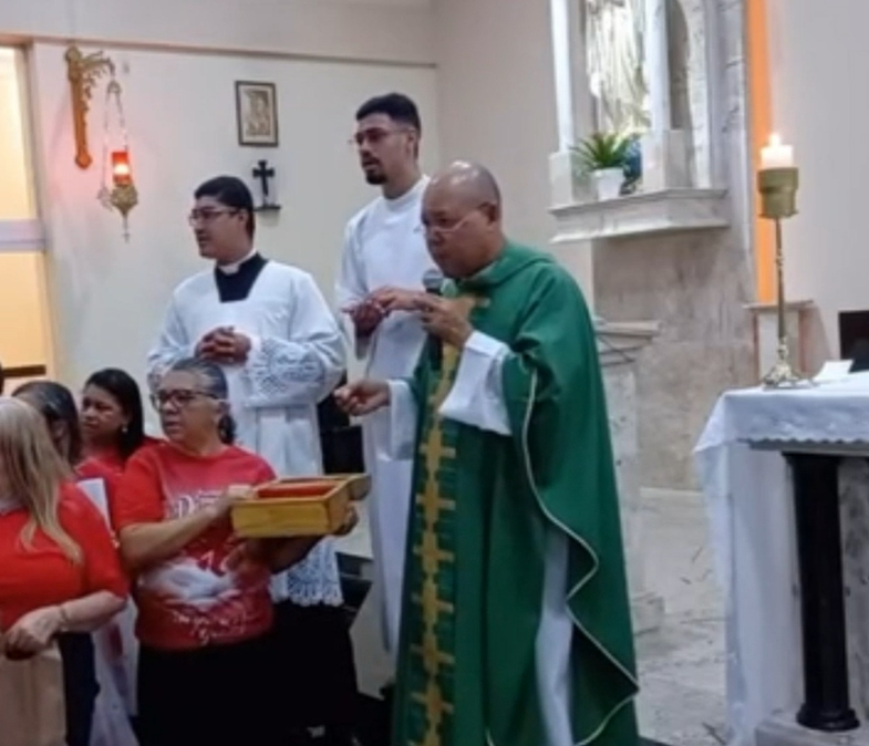 homem esfaqueado entra em igreja e pede ajuda durante missa