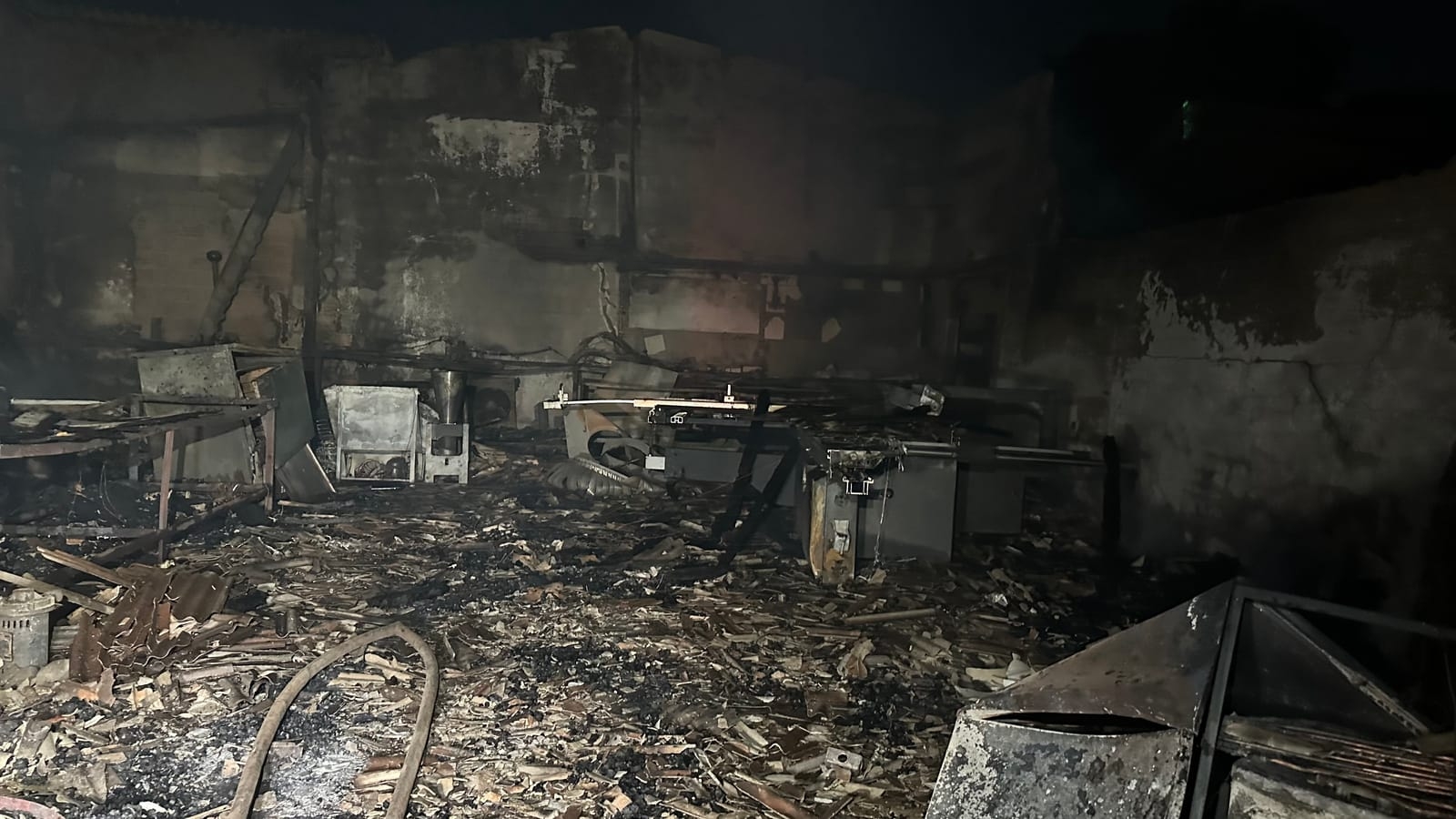 Inc�ndio de grandes propor��es destr�i marcenaria e mobiliza bombeiros