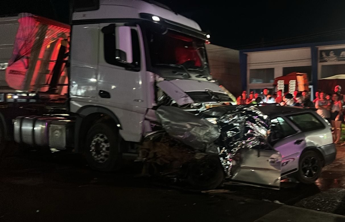 Duas pessoas morrem em colis�o frontal entre carro e carreta na BR-163