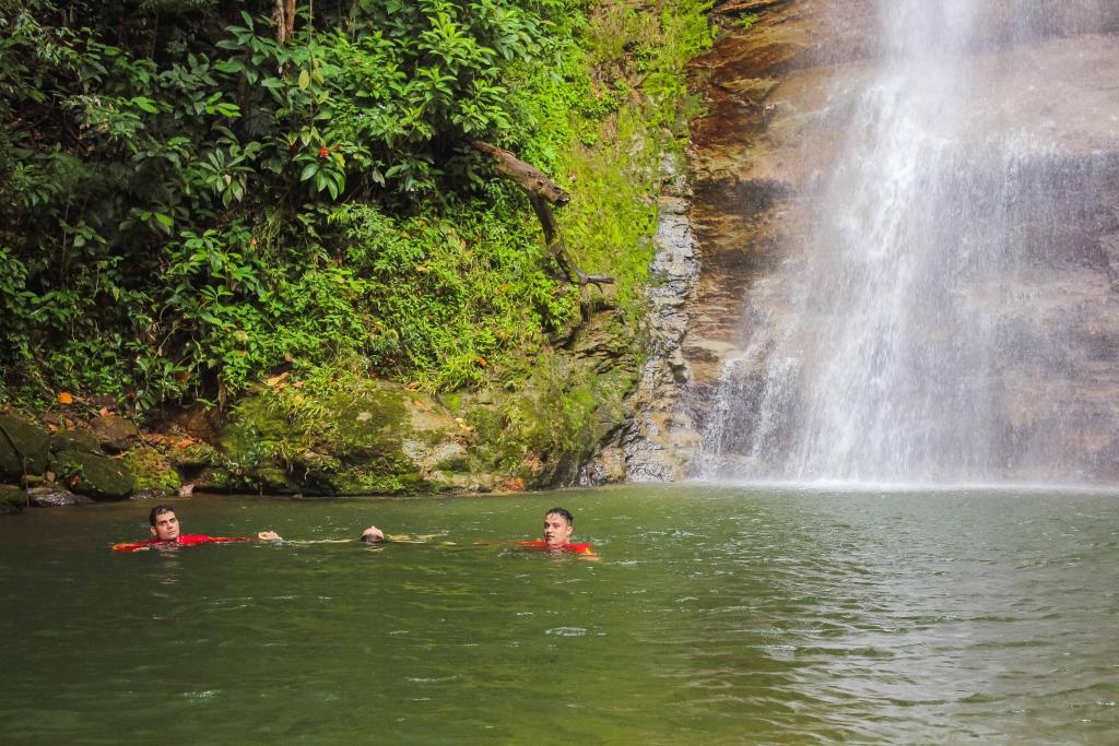 Corpo de Bombeiros socorre jovem ap�s salto em �rea rasa de cachoeira