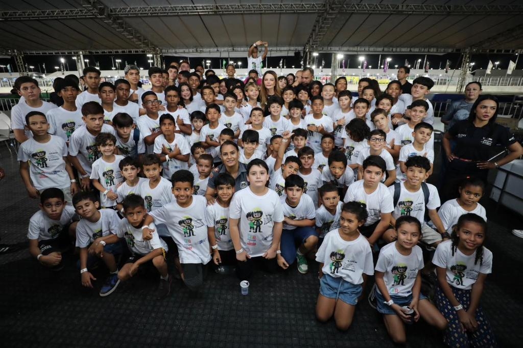 Primeira-dama de MT e Setasc leva 320 crian�as para experi�ncia in�dita na Stock Car em Cuiab�