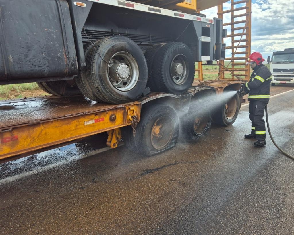 Corpo de Bombeiros faz resfriamento e rescaldo ap�s inc�ndio em carreta prancha