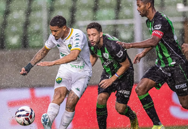 Am�rica-MG e Cuiab� ficam no empate em partida marcada por temporal e pausa de 40 minutos 