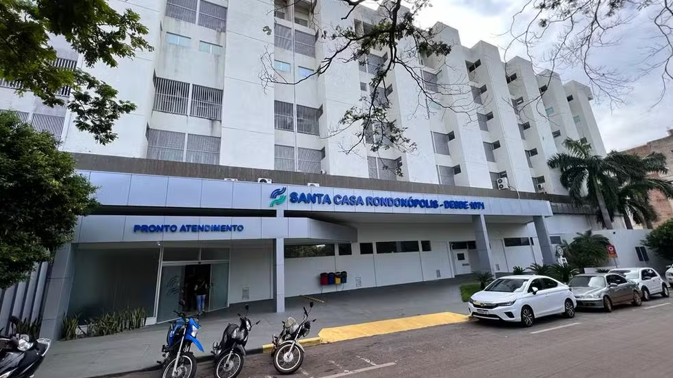 Gestante em surto invade descarte, lan�a sangue em t�cnica e paralisa atendimento na Santa Casa Rondon�polis