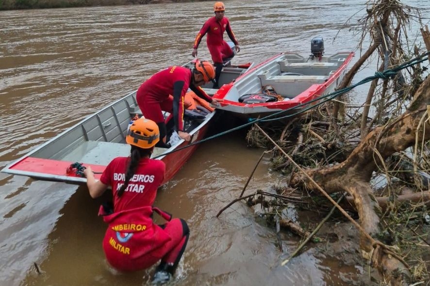 Homens salvam crian�as de afogamento e acabam desaparecendo no rio; um corpo j� foi encontrado