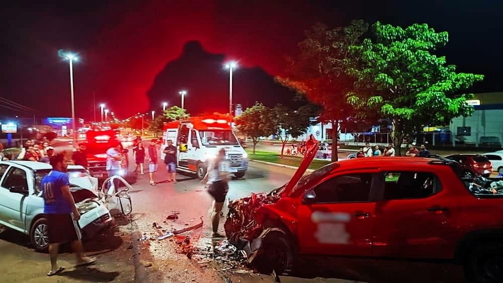 Bombeiros socorrem v�timas de colis�o frontal entre ve�culos na BR-070