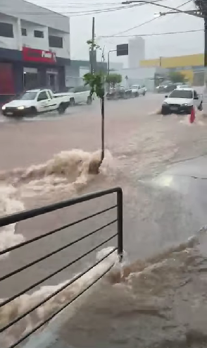 Temporal provoca alagamentos e chuva de granizo surpreende Rondon�polis nesta segunda (V�deo)