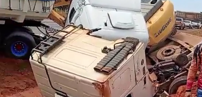 Colis�o frontal entre duas carretas deixa motorista ferido na BR-163 