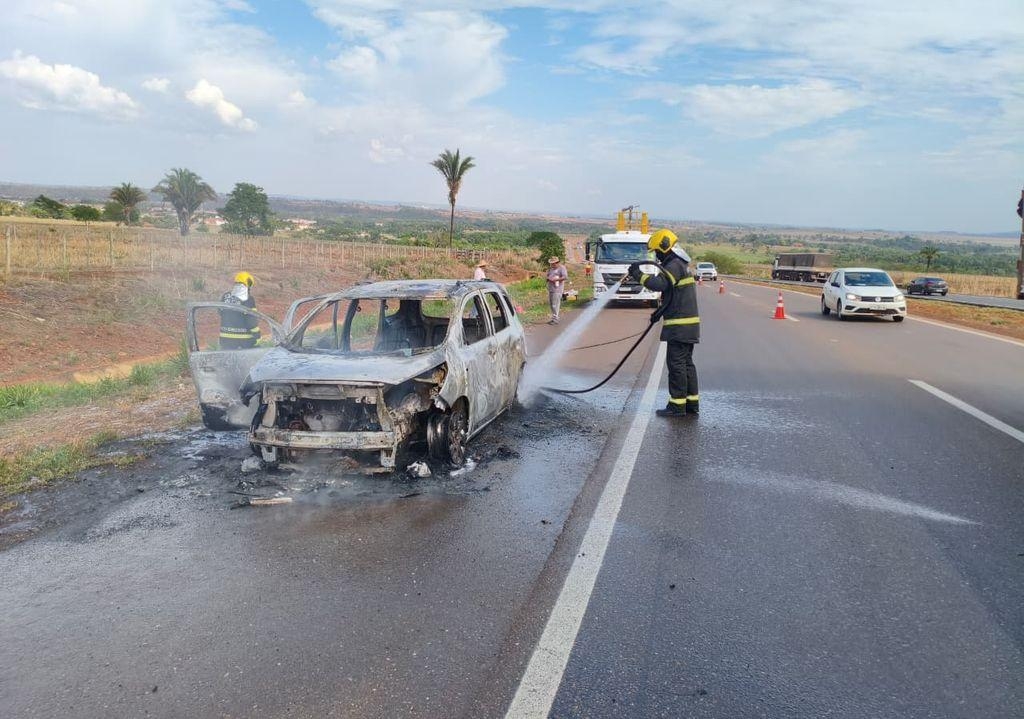 Corpo de Bombeiros combate inc�ndio em carro de passeio na BR-364