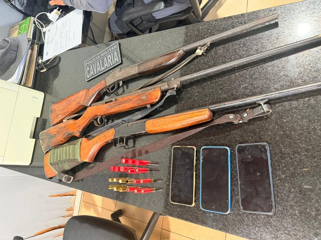 Pol�cia Militar e Sema prendem tr�s homens com espingardas em �rea de explora��o ilegal de madeira