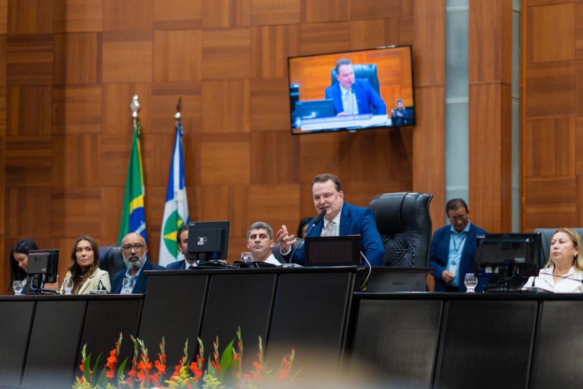 Max Russi homenageia profissionais que atuam no desenvolvimento e o cuidado com a popula��o