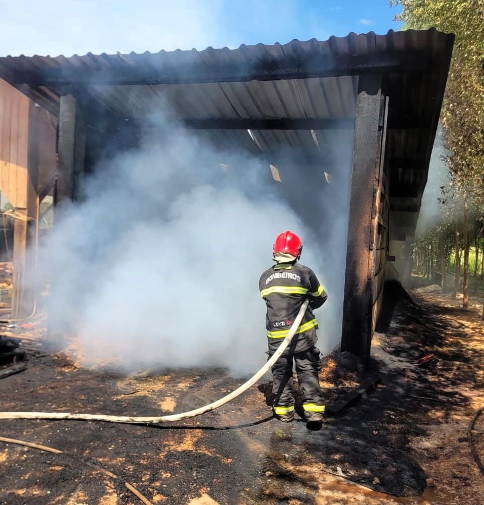 Corpo de Bombeiros combate inc�ndio em caixa de p� de serra de madeireira