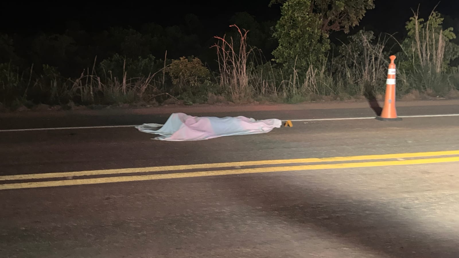 Motociclista morre em colis�o com carreta na BR-070