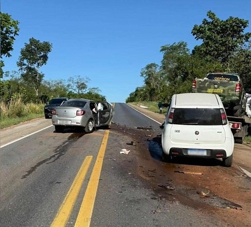 Colis�o entre dois carros e caminh�o-guincho mata tr�s pessoas, incluindo um beb�, na BR-070 