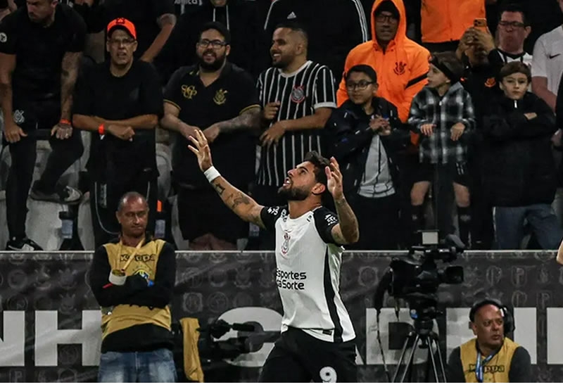 Yuri e Memphis brilham, Corinthians leva o Majestoso e encosta no S�o Paulo