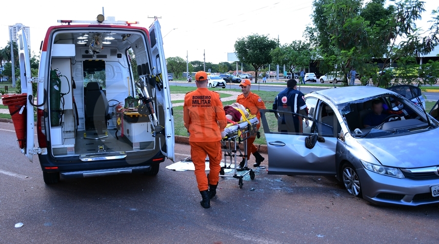 Carro capota ap�s ser atingido por empilhadeira e deixa dois feridos