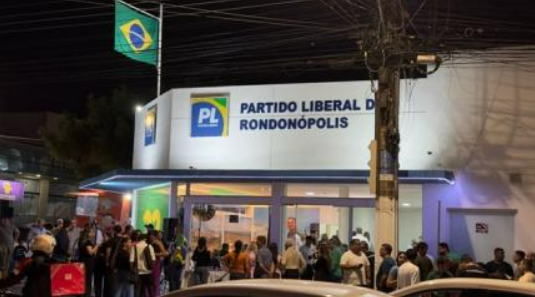 Homem invade sede do PL, furta bandeira do Brasil e totem de Bolsonaro