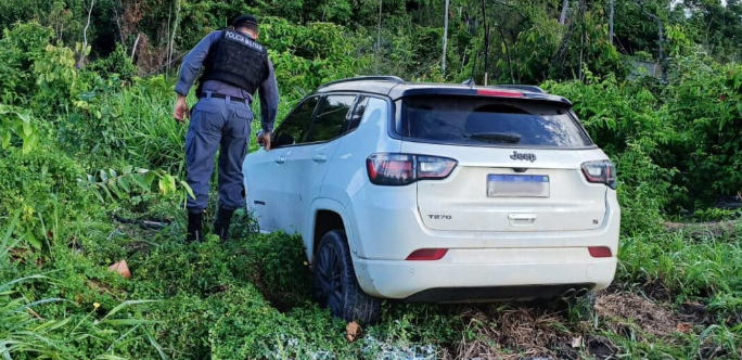 Pol�cia recupera Jeep Compass furtado horas ap�s crime em �rea de mata em Sinop