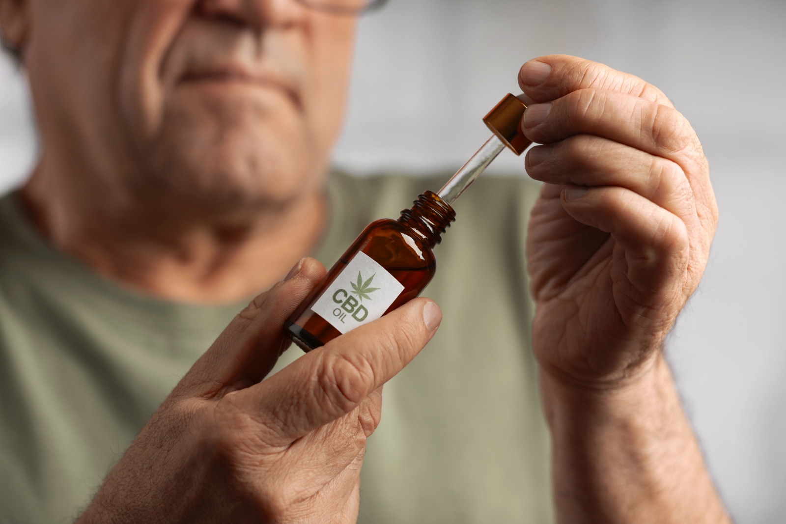 Microdoses de cannabis mostram efeito promissor em idosos com Alzheimer, indica estudo brasileiro