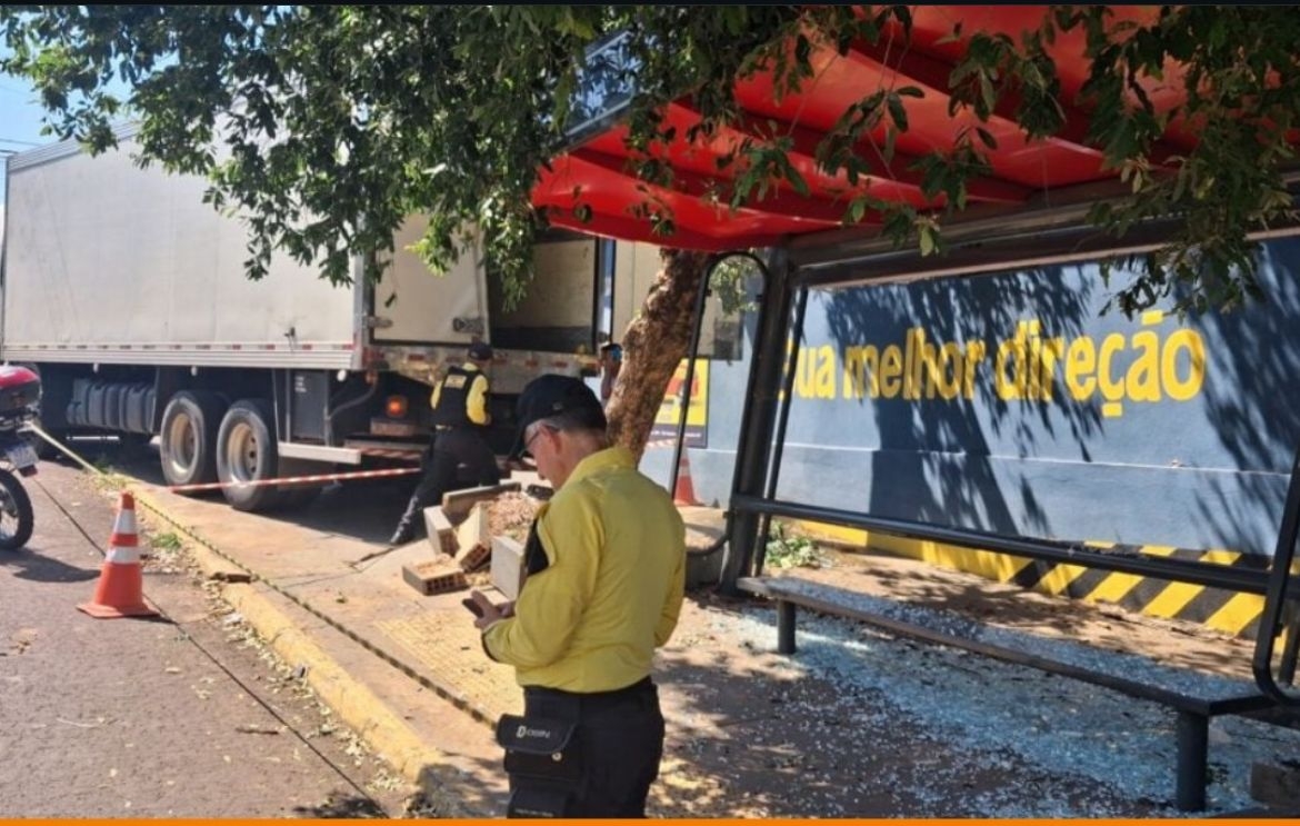 Caminh�o desce ladeira de r� ap�s falha nos freios e atinge ponto de �nibus em Rondon�polis