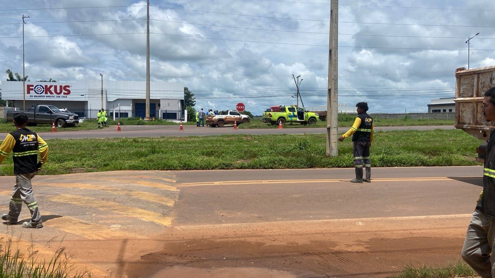 Colis�o entre utilit�rios � registrada na BR-163 ap�s carreta manobrar em retorno