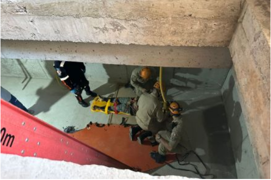 Mulher cai em fosso de obra em condom�nio em Cuiab�