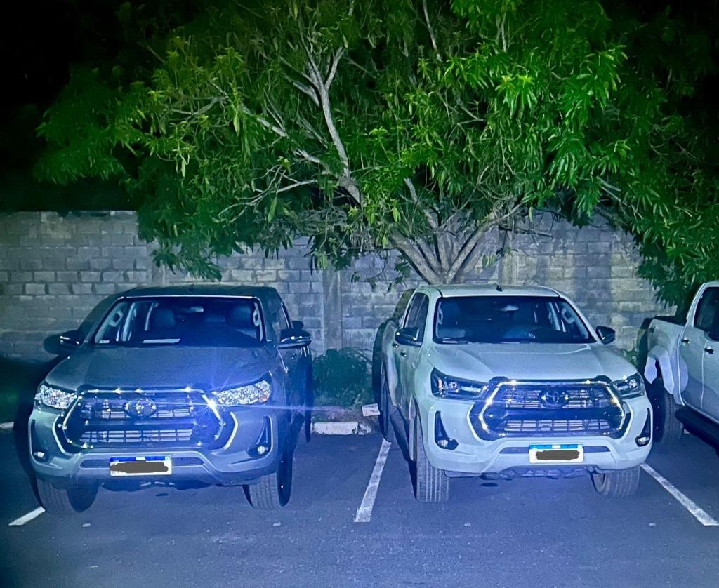 PM intercepta cegonha com duas caminhonetes adulteradas e prende homem por recepta��o