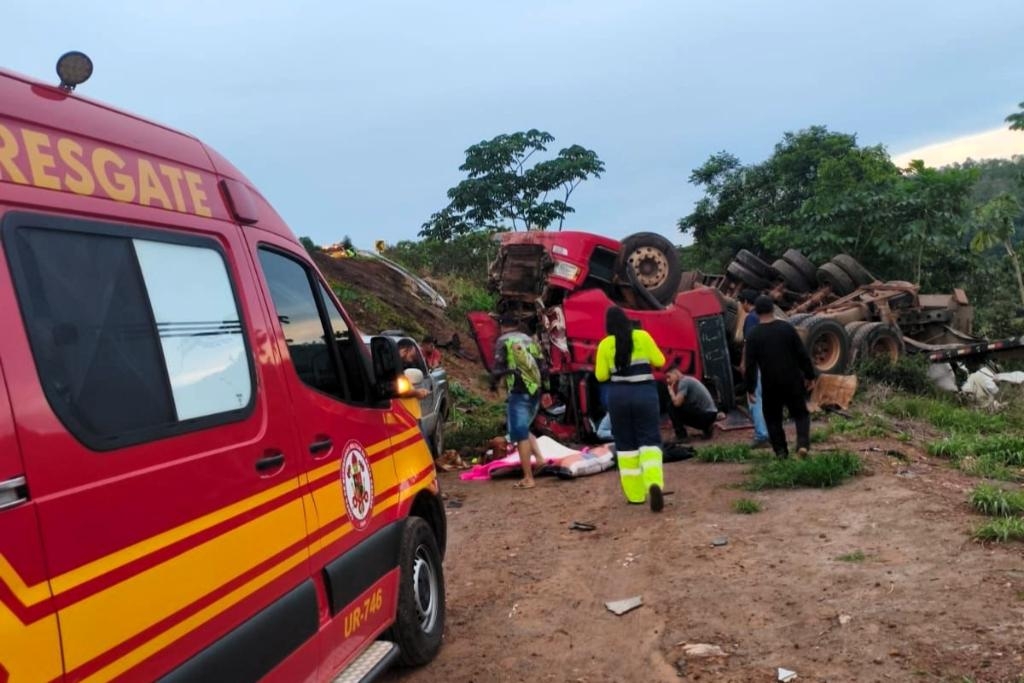 Corpo de Bombeiros socorre motorista de carreta que ficou ferida ap�s capotamento na BR-163