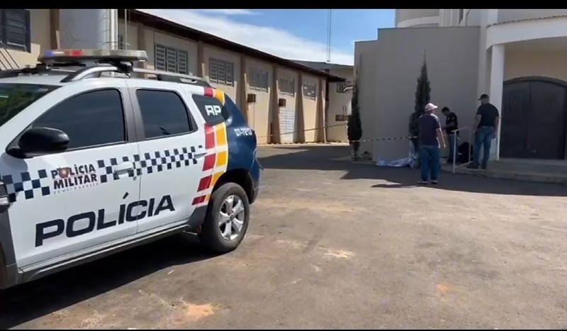 Corpo com sinais de viol�ncia � descoberto ao lado de igreja
