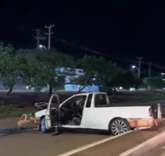 Motorista fica em estado cr�tico ap�s carro destruir poste em avenida de Rondon�polis