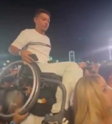 Amigos erguem jovem em cadeira de rodas para que ele assista ao show de Nathanzinho em Cuiab�(Video)