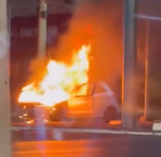 Carro pega fogo e � destru�do por chamas na Fernando Corr�a, em Cuiab�