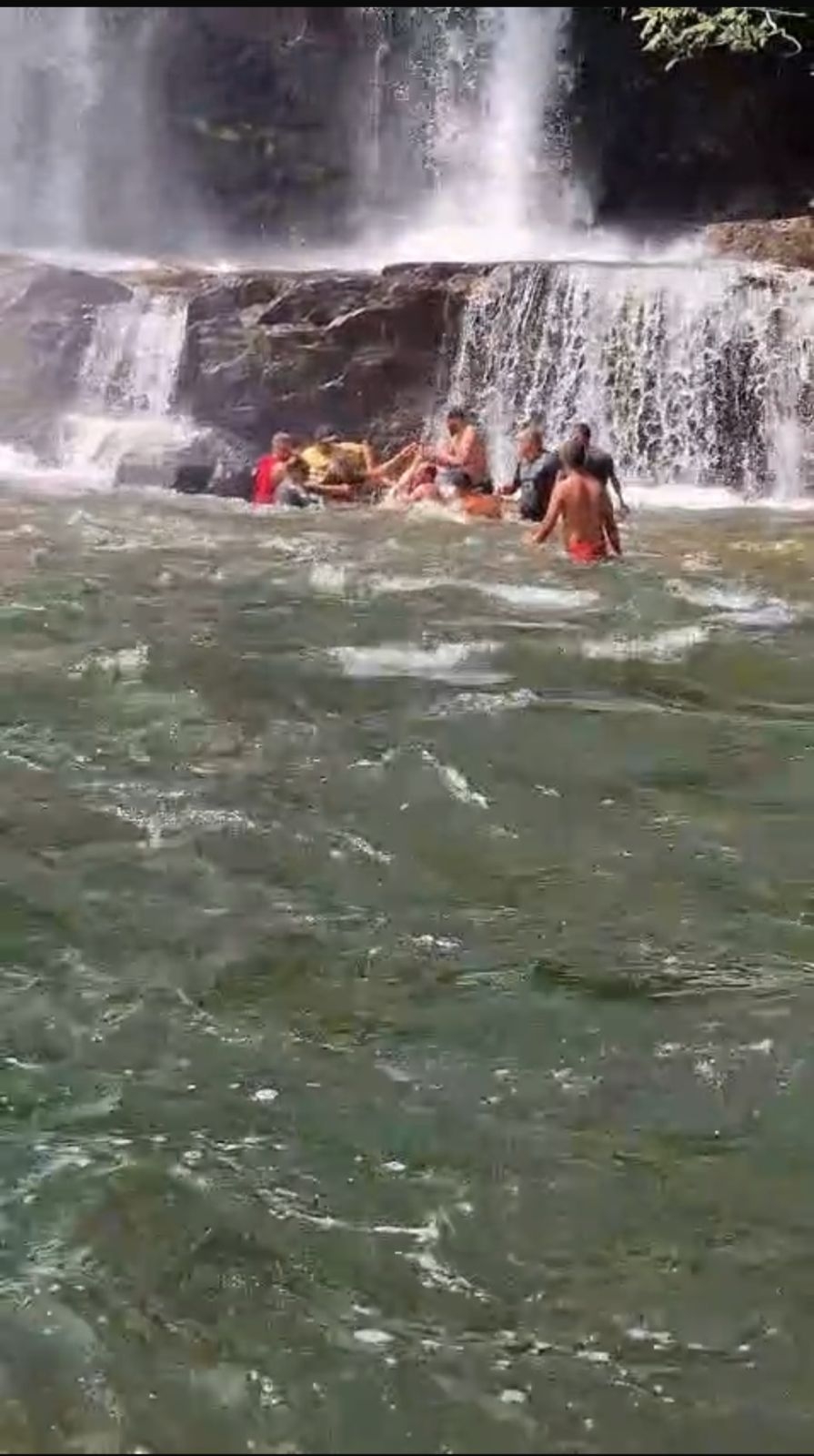 Jovem morre afogado na Cachoeira do Prata durante tarde de lazer(v�deo)