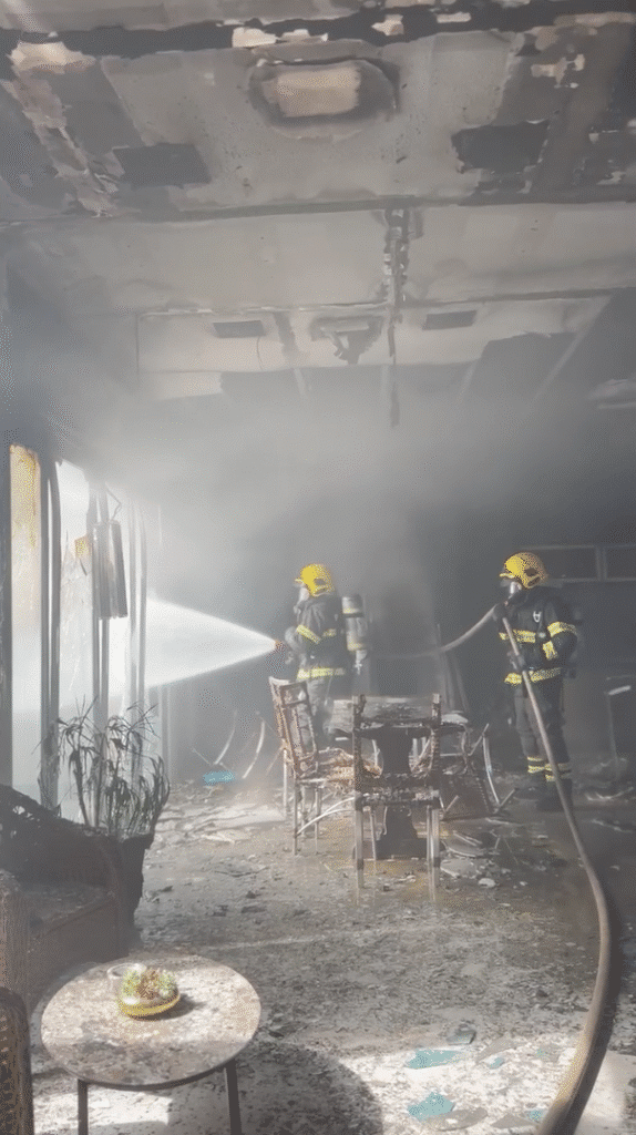 Bombeiros combatem inc�ndio que destruiu �rea gourmet de casa em Sorriso