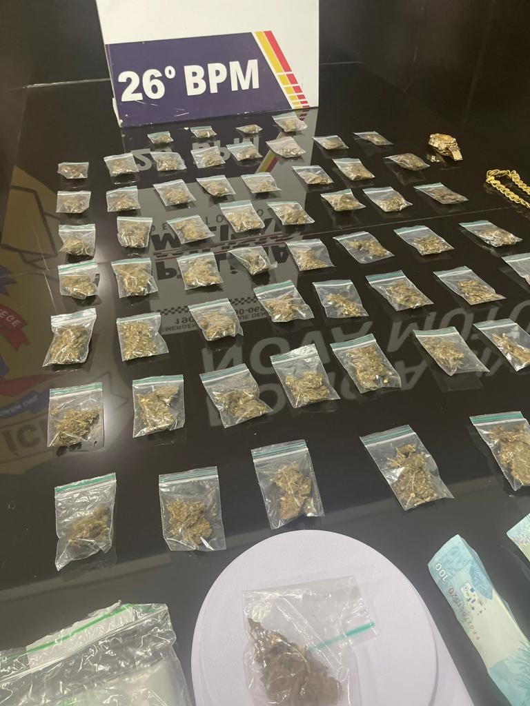 PM flagra adolescente pilotando moto em alta velocidade e apreende 60 por��es de maconha