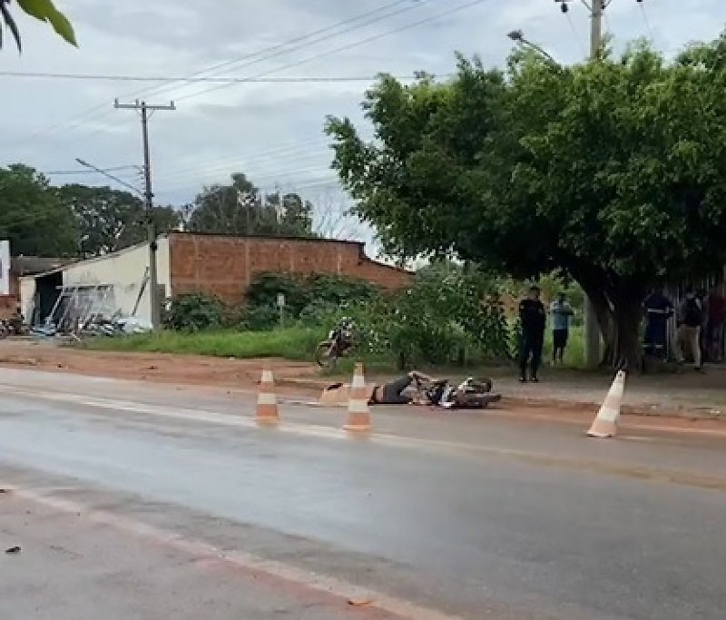 Motociclista morre ap�s cair em quebra-molas e ser atropelado por caminh�o em C�ceres