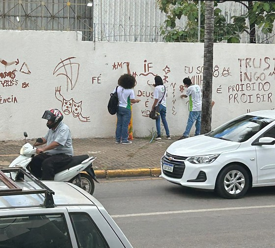 Flagra mostra estudantes do IFMT vandalizando muro da institui��o no Centro