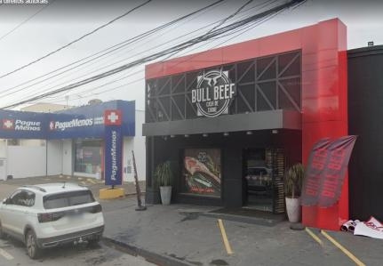 Casal armado rouba aougue e foge com dinheiro e carnes em Cuiab