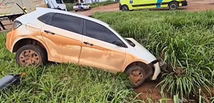 Carro cai em vala aps motorista ser fechado na BR-163, em Sinop