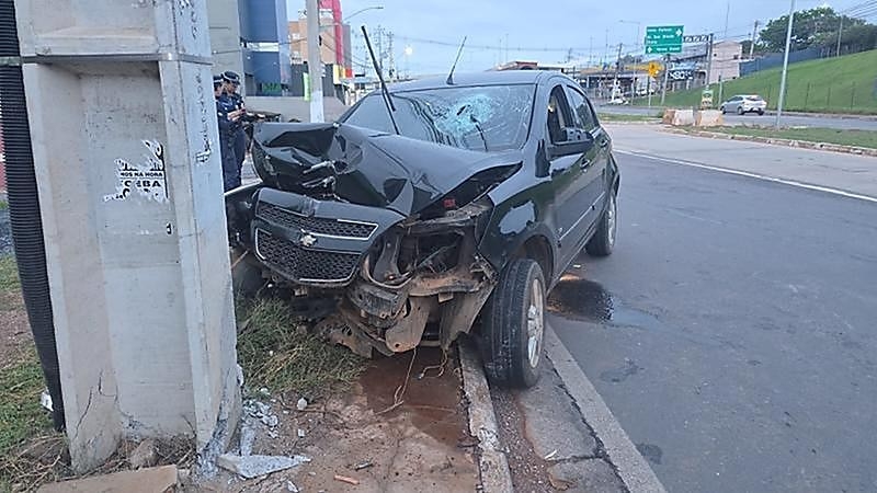 Motorista morre aps perder controle e bater em poste